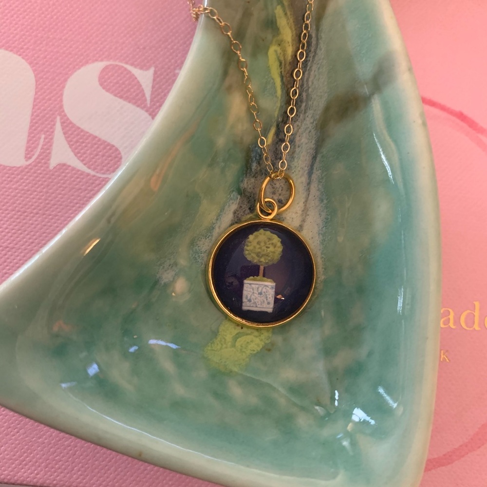 Gold necklace and topiary pendant